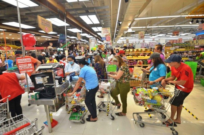 PANIC BUYING. On the eve of a month-long lockdown of Iloilo City that starts today, people troop to grocery stores such as this one to buy provisions. The lockdown aims to limit or even stop the transmission of the corovirus disease 2019. IAN PAUL CORDERO/PN