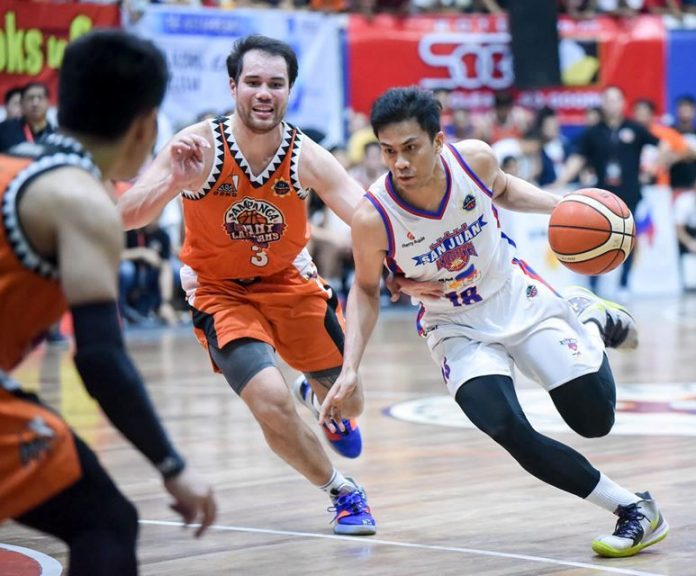 San Juan-Go For Gold Knights’ Mike Ayonayon attacks a defender from Pampanga Giant Lanterns. MPBL PHOTO