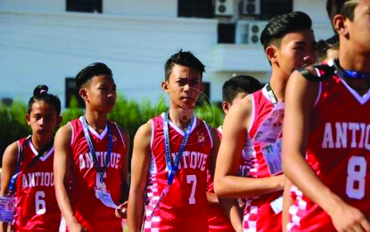 Antiqueño delegates join the opening program parade of the 2019 Western Visayas Regional Athletic Association (WVRAA) Meet in Roxas City, Capiz. This year, Antique will send some 500 athletes and technical officials to the WVRAA Meet 2020 in Aklan. PNA