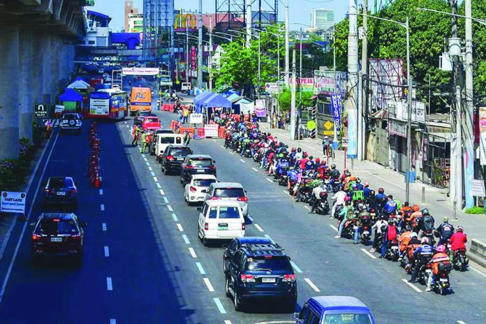 A line forms at a checkpoint between Marikina City and Antipolo, Rizal on Holy Monday, April 6, 2020, amid the start of the lockdown of Rizal province to curb the spread of COVID-19. ABS-CBN NEWS