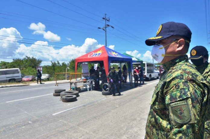 CHECKING THE CHECKPOINT. Iloilo City police director Police Colonel Eric Dampal checks a quarantine control point in Barangay Balabago, Jaro, Iloilo City. The metro is on an enhanced community quarantine to stop the spread of the coronavirus disease. IAN PAUL CORDERO/PN