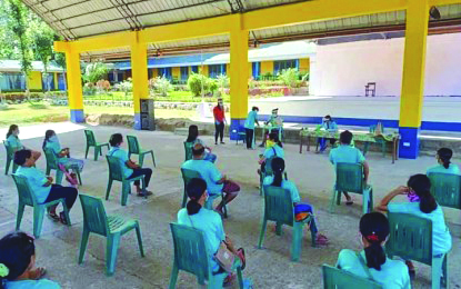 Recipients of modified conditional cash transfer Valderrama, Antique observe social distancing as a bid to curb the spread of the coronavirus disease 2019 while they wait to claim their cash grants. A total of 307 indigenous people in that town received their grants on March 25 to 27. PNA