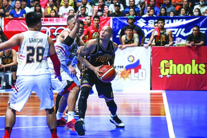 Negrense Mark Yee (black) of the Davao Occidental-Cocolife Tigers looks to score on the paint during a Maharlika Pilipinas Basketball League (MPBL) match. Despite suffering from a knee injury, Yee looks forward to suiting up for his team in MPBL Lakan Cup’s do-or-die Division Finals against Basilan-Jumbo Plastic Steel. Negrense Mark Yee (black) of the Davao Occidental-Cocolife Tigers looks to score on the paint during a Maharlika Pilipinas Basketball League (MPBL) match. Despite suffering from a knee injury, Yee looks forward to suiting up for his team in MPBL Lakan Cup’s do-or-die Division Finals against Basilan-Jumbo Plastic Steel. Negrense Mark Yee (black) of the Davao Occidental-Cocolife Tigers looks to score on the paint during a Maharlika Pilipinas Basketball League (MPBL) match. Despite suffering from a knee injury, Yee looks forward to suiting up for his team in MPBL Lakan Cup’s do-or-die Division Finals against Basilan-Jumbo Plastic Steel. ABS-CBN SPORTS