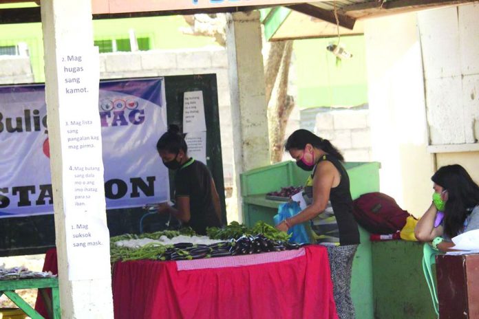 Residents from Barangay Old Sagay, Sagay City, Negros Occidental affected by the enhanced community quarantine brought by coronavirus disease 2019 avail free food products from the mobile Bulig-HaTAG station at Sagay National High School. Bulig-HaTAG was organized by a group of public teachers in the city. BULIG-HATAG STATION