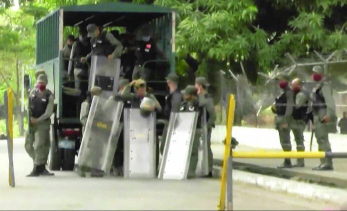 A screenshot shows members of the National Guard deployed outside Los Llanos prison, in Guanare on May 2 after a riot. AFP