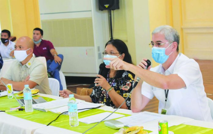 Gov. Eugenio Lacson (left) discusses with the Department of Education Division of Negros Occidental officials during the Provincial School Board meeting held at the Capitol Social Hall. The agency received a P9-million financial assistance from the provincial government. PROVINCIAL GOVERNMENT OF NEGROS OCCIDENTAL