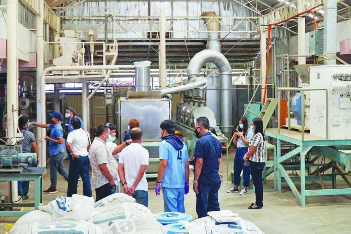 Contemplating on establishing a feed mill in their province, Capiz aquafarmers and staff of the Bureau of Fisheries and Aquatic Resources (BFAR) tour the pilot-scale feed mill of the Aquaculture Department of the Southeast Asian Fisheries Development Center (SEAFDEC/AQD) in Tigbauan, Iloilo on July 8, 2020. Photo by RD Dianala.