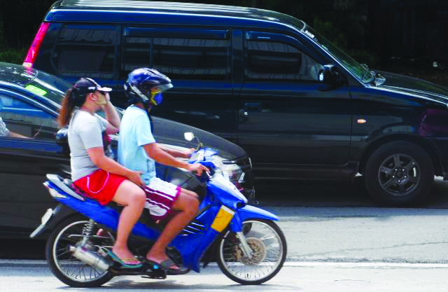 This July 9, 2020 file photo shows a back riding couple. The government’s task force on the coronavirus disease earlier allowed pillion rides for couples as long as there are protective barriers installed on the motorcycle. PNA/ROBERT OSWALD ALFILER