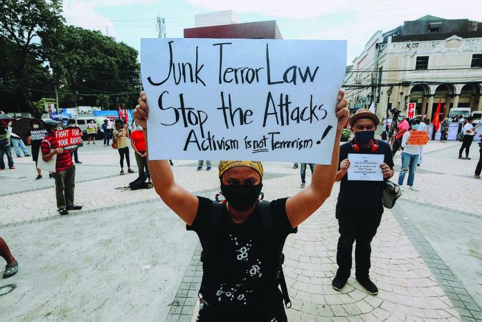 ‘SONAGKAISA’ Wearing face mask, this protester calls for the junking of the anti-terror law during a rally dubbed “SONAgkaisa” at Sunburst Park in Iloilo City on Monday. The Police Regional Office 6 says no arrest was made as protest organizers agreed to enforce physical distancing and other health protocols. Authorities discourage mass gatherings due to the threat of coronavirus transmission. IAN PAUL CORDERO/PN