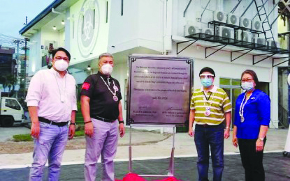 Mayor Evelio Leonardia (2nd from right), Lone District Rep. Greg Gasataya (left), DOH-6 director Dr. Marlyn Convocar (right) and Corazon Locsin Montelibano Memorial Regional Hospital (CLMMRH) medical center chief Dr. Julius Drilon (2nd from left) lead the unveiling of the marker and the opening of the CLMMRH-Bacolod City Bio-safety Level 3 Molecular Laboratory on July 11. PNA