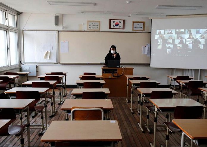 A teacher gives an online class at school, amid the coronavirus disease (COVID-19) outbreak, in Seoul, South Korea, April 9, 2020. FILE PHOTO/REUTERS