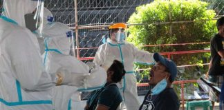 Personnel of the Bacolod City Health Office extract specimens from these residents during a simultaneous mass testing for coronavirus disease 2019 on Aug. 29, 2020. Local authorities are ramping up virus testing to determine how widespread the viral disease has become. ARCHIE ALIPALO/PN