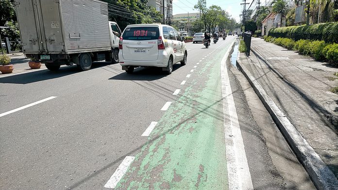 Fresh green paint on this bike lane along General Luna Street, Iloilo City is flaking. Engineer Salvador Pedregosa, head of the City Engineer’s Office, says the latex paint they used is not suitable to an asphalt surface. IAN PAUL CORDERO/PN