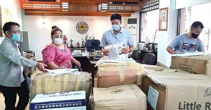 Local officials of Roxas City, Capiz led by Mayor Ronnie Dadivas receive personal protective equipment donations from the Department of Health 6 and the Office of Presidential Assistant for the Visayas (OPAV) on Sept. 22. UPOD KITA RONNIE DADIVAS/FB