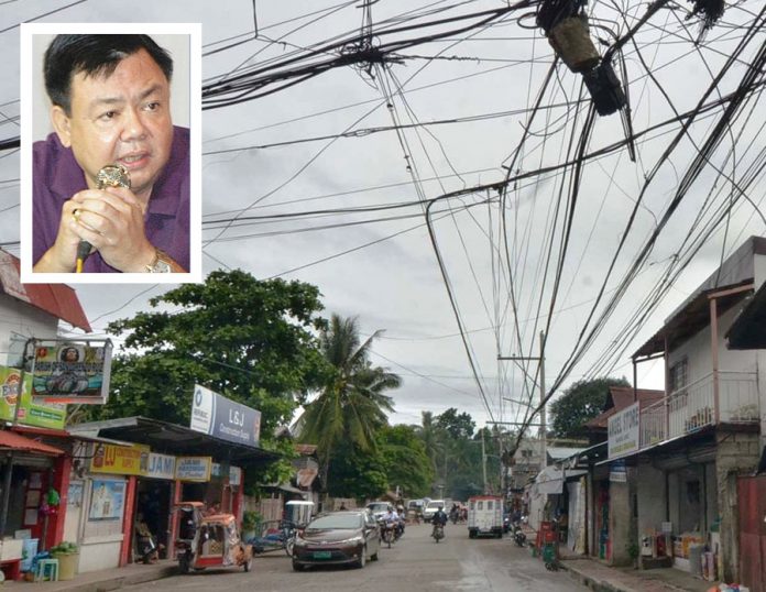 “There is a need for re-bundling, fixing and tensioning to straighten and arrange (electric, cable TV and telephone) wirings so as not to obstruct and pose danger,” says Mayor Jerry Treñas of Iloilo City. IAN PAUL CORDERO/PN