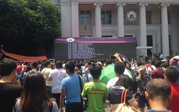 Hopeful examinees troop to an LED wall in front of the Supreme Court building in Manila. The SC is not discounting the possibility of holding the annual Bar examinations via online next year in case the threat of the coronavirus persists. PNA PHOTO