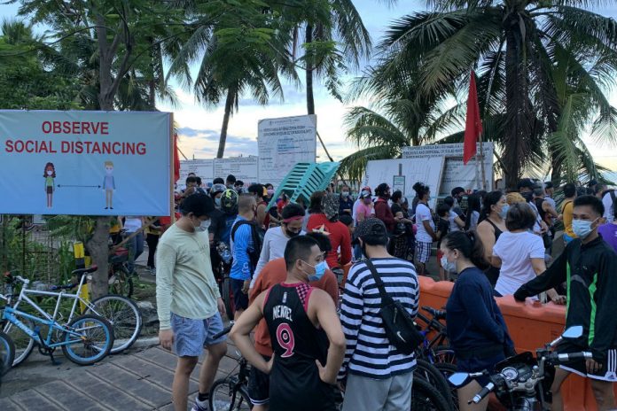 People troop to Manila Bay on Sunday to get a glimpse of the artificial white sand dumped in the area. President Rodrigo Duterte congratulated Department of Environmental and Natural Resources chief Roy Cimatu for the rehabilitation move amid criticisms from some officials and environmental groups. PHOTO COURTESY OF JEKKI PASCUAL/ABS-CBN NEWS