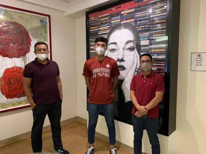 John Bismarck Lina commits to the University of the Philippines Fighting Maroons officials following his meeting with head coach Dolreich Perasol and booster Agaton Uvero on Monday. PHOTO COURTESY OF DOLREICH PERASOL