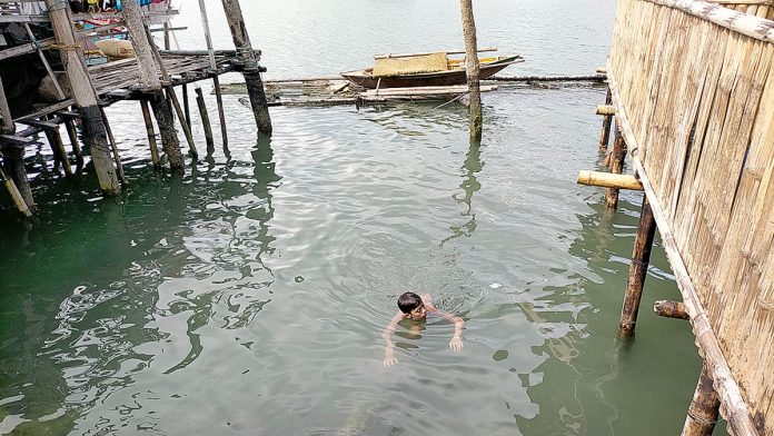 Residents are now allowed to swim in the coastal waters of Barangay Bo. Obrero, Lapuz, Iloilo City two months after a ruptured power barge spewed bunker oil in Iloilo Strait. IAN PAUL CORDERO/PN