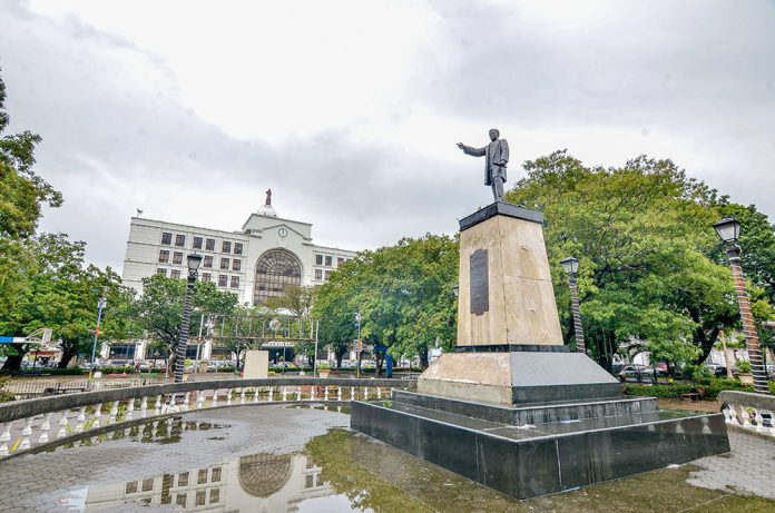 The century-old statue of national hero Dr. Jose Rizal is the central feature of Iloilo City’s Plaza Libertad. IAN PAUL CORDERO/ PN