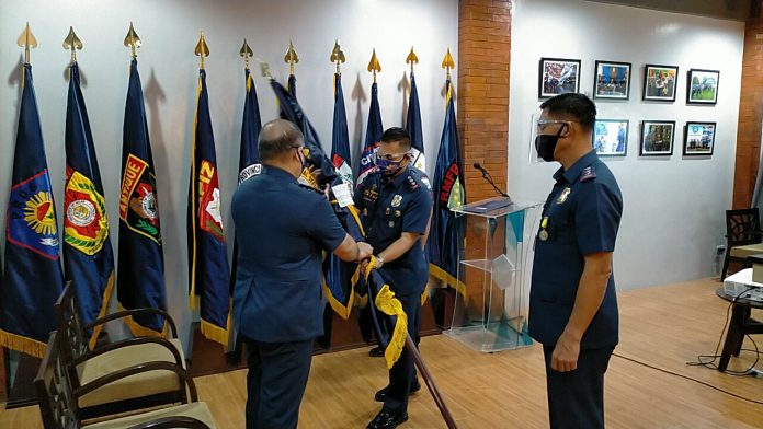 CHANGE OF COMMAND. Police Colonel Gilbert Gorero (center) formally takes over as director of the Iloilo Police Provincial Office during a change of command presided by Police Colonel Patrick Villacorte (left), Police Regional Office 6 deputy director for administration, on Sept. 18, 2020. Standing on the right is Gorero’s predecessor, Police Colonel Paul Kenneth Lucas, whose new assignment is as Chief Directorial Staff of the Philippine National Police – Finance Service in Camp Crame, Quezon City. IAN PAUL CORDERO/PN