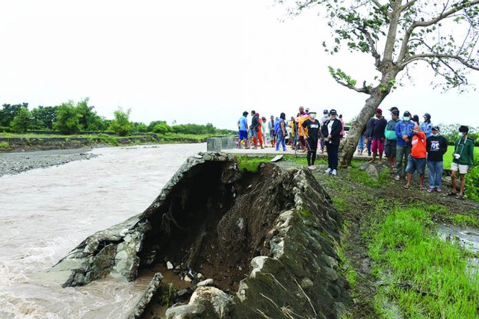 Heavy rains brought by Typhoon “Quinta” caused the old dike at Brgy. Camancijan, Culasi, Antique to collapse, threatening many households near the area.