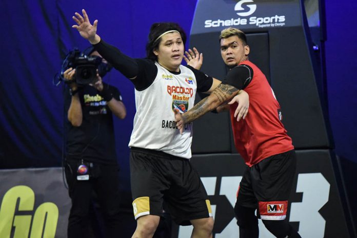 Bacolod-Master Sardines’ Alfred Batino battles for position with a player from Bicol-Paxful 3x3 Pro. CHOOKS TO GO PILIPINAS/FB