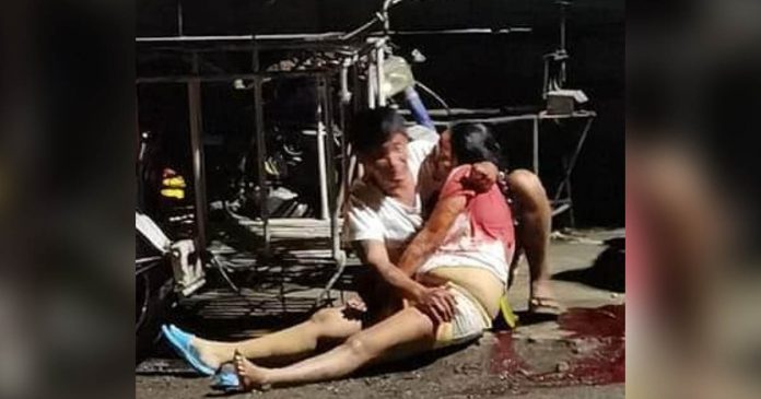 A concerned citizen comes to the rescue of this bloodied fish vendor shot by a still unidentified assailant in Barangay District 3, Sibalom, Antique. PHOTO FROM FACEBOOK