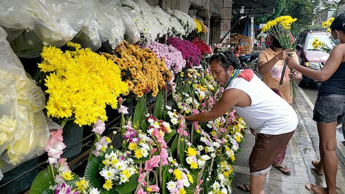 Vendors display flower arrangements in Jaro, Iloilo City on Wednesday, little over a week ahead of All Saints’ Day and All Souls’ Day. Vendors have stepped up selling flowers as people start visiting their departed loved ones. Cemeteries will be closed on Nov. 1 and Nov. 2 as a precaution against the coronavirus pandemic. IAN PAUL CORDERO/PN