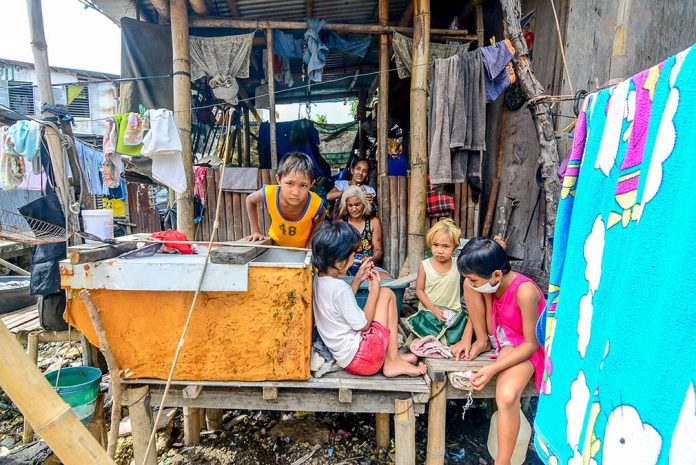 An urban poor family lives in a shanty in Barangay Nabitasan, La Paz, Iloilo City. The Philippine Statistics Authority is eyeing to pre-register household heads of poor families in the Philippine Identification System. IAN PAUL CORDERO/PN