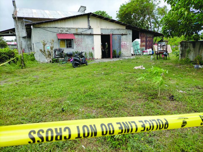 Policemen cordon the front portion of Aquiles Po’s house. Po was with his live-in partner when shot by an unidentified gunman. IAN PAUL CORDERO/PN