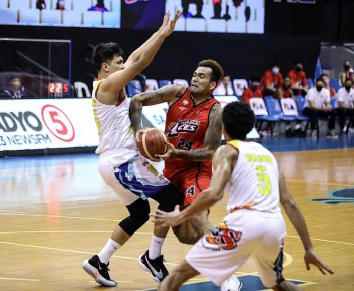 Alaska Aces’ Vic Manuel bulldozes into the defense of Rain or Shine Elasto Painters’ Jewel Ponferrada. . PBA PHOTO