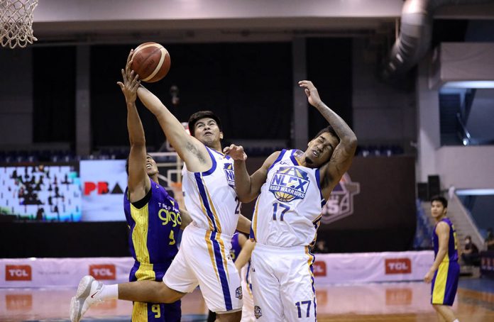 TNT Tropang Giga’s Samboy de Leon foils the reverse layup attempt of Ilonggo Kiefer Ravena of NLEX Road Warriors. PBA PHOTO