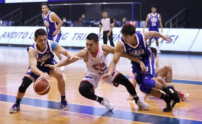 Barangay Ginebra San Miguel Kings’ Aljon Mariano tries to control the ball while being bothered by the defense of NLEX Road Warriors’ Kevin Alas and Anthony Semerad. PBA PHOTO