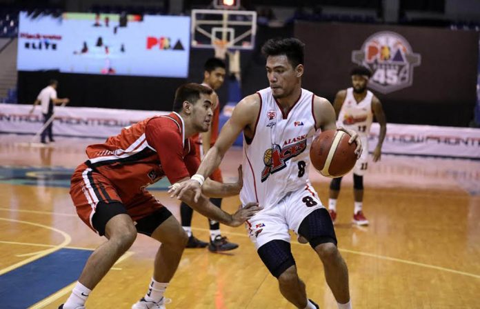 Alaska Aces’ Kevin Barkley Ebona backs down the defense of Blackwater Elite’s Richard Escoto. PBA PHOTO