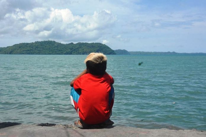 SO NEAR YET SO FAR Imagine there’s a bridge connecting Iloilo and the island of Guimaras. Sitting on the breakwater of Fort San Pedro in Iloilo City, this boy looks at the island on the other side of the Iloilo Strait. PN Photo