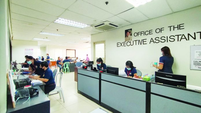 Employees wear facemasks inside the Office of the Executive Assistant of the Iloilo City Hall. City government workers will have priority access to coronavirus vaccine should this become available next year, says Mayor Jerry Treñas. IAN PAUL CORDERO/PN