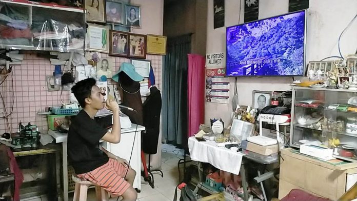 Karaoke singing is a favorite pastime of many Ilonggos. But during this time of pandemic, the Iloilo City Council is prohibiting videoke and karaoke sessions from Monday to Saturday, 7 a.m. to 5 p.m. IAN PAUL CORDERO/PN