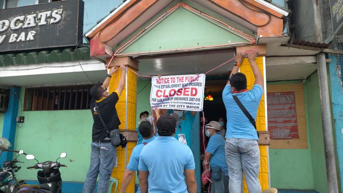 A composite team of the Iloilo City government running after erring establishments padlocks this restaurant/bar on Muelle Loney Street for violating community quarantine guidelines, particularly the ban on alcoholic drinks. IAN PAUL CORDERO/PN