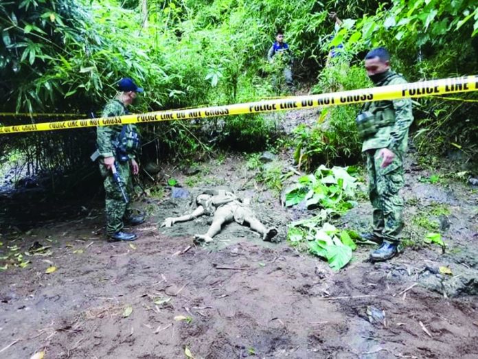 Soldiers of the Philippine Army’s 62nd Infantry Battalion inspect the body of slain Rio Jacaba, an alleged member of the New People’s Army Yunit Militia based in central Negros. PH ARMY