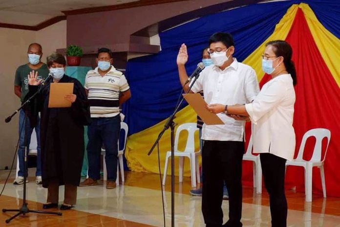 Councilor Ursecio Inodeo took his oath as the new vice mayor of Binalbagan, Negros Occidental before Municipal Trial Court Judge Leticia Ban-Trigue at the Binalbagan Convention Hall in the presence of his family and other town officials.