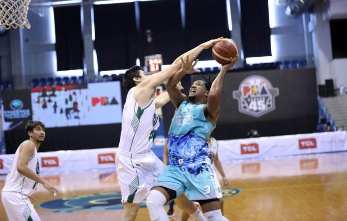 Phoenix Super LPG Fuel Masters’ Jason Perkins gets foiled by the defense of Aklanon Andreas Cahilig of TerraFirma Dyip. PBA PHOTO