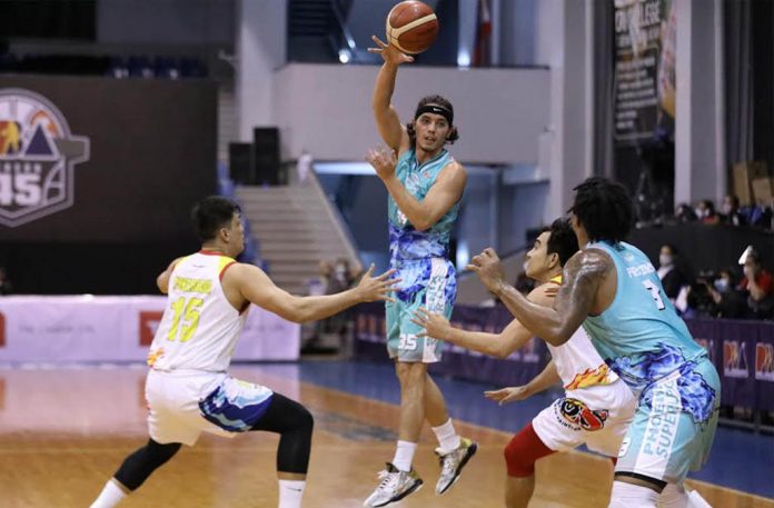 Phoenix Super LPG Fuel Masters’ Matthew Wright looks to pass the ball to Jason Perkins during their 2020 PBA Philippine Cup game against Rain or Shine Elasto Painters. PBA PHOTO