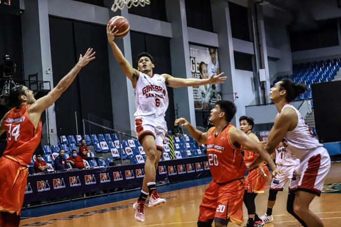 Barangay Ginebra San Miguel Kings’ Earl Scottie Thompson splits the NorthPort Batang Pier defense for a layup. PBA PHOTO