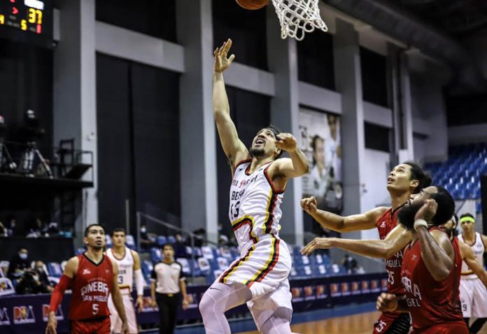 San Miguel Beermen’s Marcio Lassiter goes for a reverse hit as Barangay Ginebra San Miguel Kings’ Japeth Aguilar and Stanley Pringle look on. PBA PHOTO