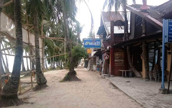 ‘GHOST TOWN’. Where have all the tourists gone? No one can be seen entering, leaving or passing by the popular shopping center D’Mall in Boracay Island which, before the coronavirus pandemic struck, was teeming with tourists all the time. PH PHOTO