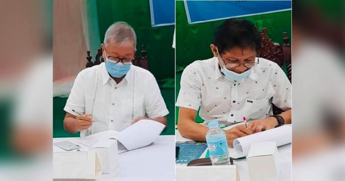 Aklan’s Gov. Florencio Miraflores (left) and Engineer Rory Avance, acting regional manager of the National Irrigation Administration, sign an anti-hunger memorandum of agreement. Though not in photo, heads/representatives of other government agencies joined them in the recent signing of agreement. PHOTO BY WILSON REY/ AKEAN BLOGSPOT.COM