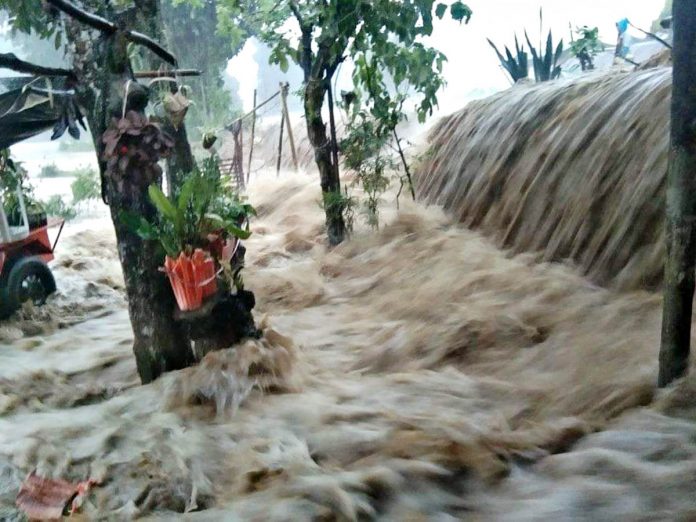 Rampaging floodwaters inundate residential areas in Sitio Layog Bato in Barangay Mapili, San Enrique, Iloilo following Wednesday afternoon’s heavy downpour spawned by a low-pressure area. MARLEY DELA CRUZ GEVERO