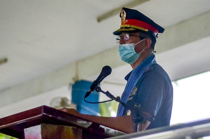 N Over 1.4K cops promoted  By Ruby Silubrico ILOILO City – A total of 1,439 police officers across We s t e r n V i s a y a s w e r e promoted to the next higher rank. Of these cops, 87 were police commissioned officers ( P CO s ) a n d 1 , 3 5 2 we re non-commissioned officers (PNCOs). Of the 87 PCOs, 64 were police majors, 11 were police captains and 12 were police lieutenants. The 1,352 PNCOs, on the other hand, comprised of 76 police executive master sergeants, 68 police chief master sergeants, 219 police senior master sergeants, 306 police master sergeants, 184 police staff sergeants, and 499 police corporals. P o l i c e B r i g a d i e r General Rolando Miranda, Western Visayas’ top cop, congratulated his personnel a n d t h e i r f a m i l i e s a n d challenged them to do better. “Congratulations not only to our personnel but also to their families. I know that when your loved ones are out serving the country, you, too, have your own share of sacrifices,” Miranda said. The donning of ranks was held Friday last week at the multipurpose hall of the Police Regional Office 6 (PRO-6) in Camp Delgado. P o l i c e L i e u t e n a n t Colonel Joem Malong, PRO6 spokesperson, said the career advancement is part of the Philippine National Police’s regular promotion program/PN. “Congratulations not only to our personnel but also to their families. I know that when your loved ones are out serving the country, you, too, have your own share of sacrifices,” says Police Brigadier General Rolando Miranda, Western Visayas’ top cop. IAN PAUL CORDERO/ PN