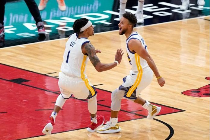 Golden State Warriors guard Damion Lee (left) celebrates with Stephen Curry after making the game-winning three-point basket during the second half of their NBA basketball game against the Chicago Bulls on Dec. 27, 2020. NAM Y. HUH/AP PHOTO